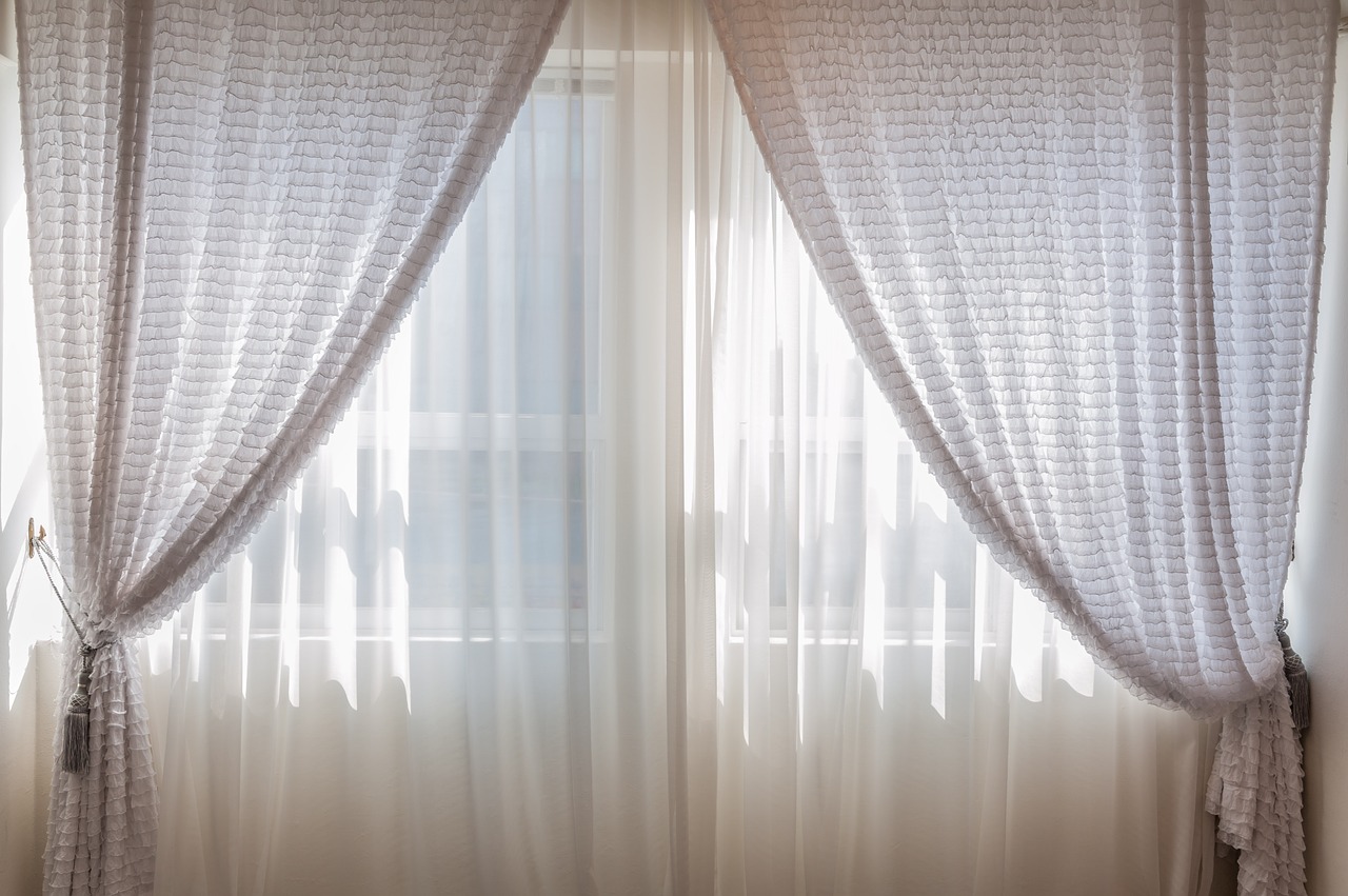 Okna zabezpieczające przed promieniowaniem UV: Jak ochronić swoje wnętrze